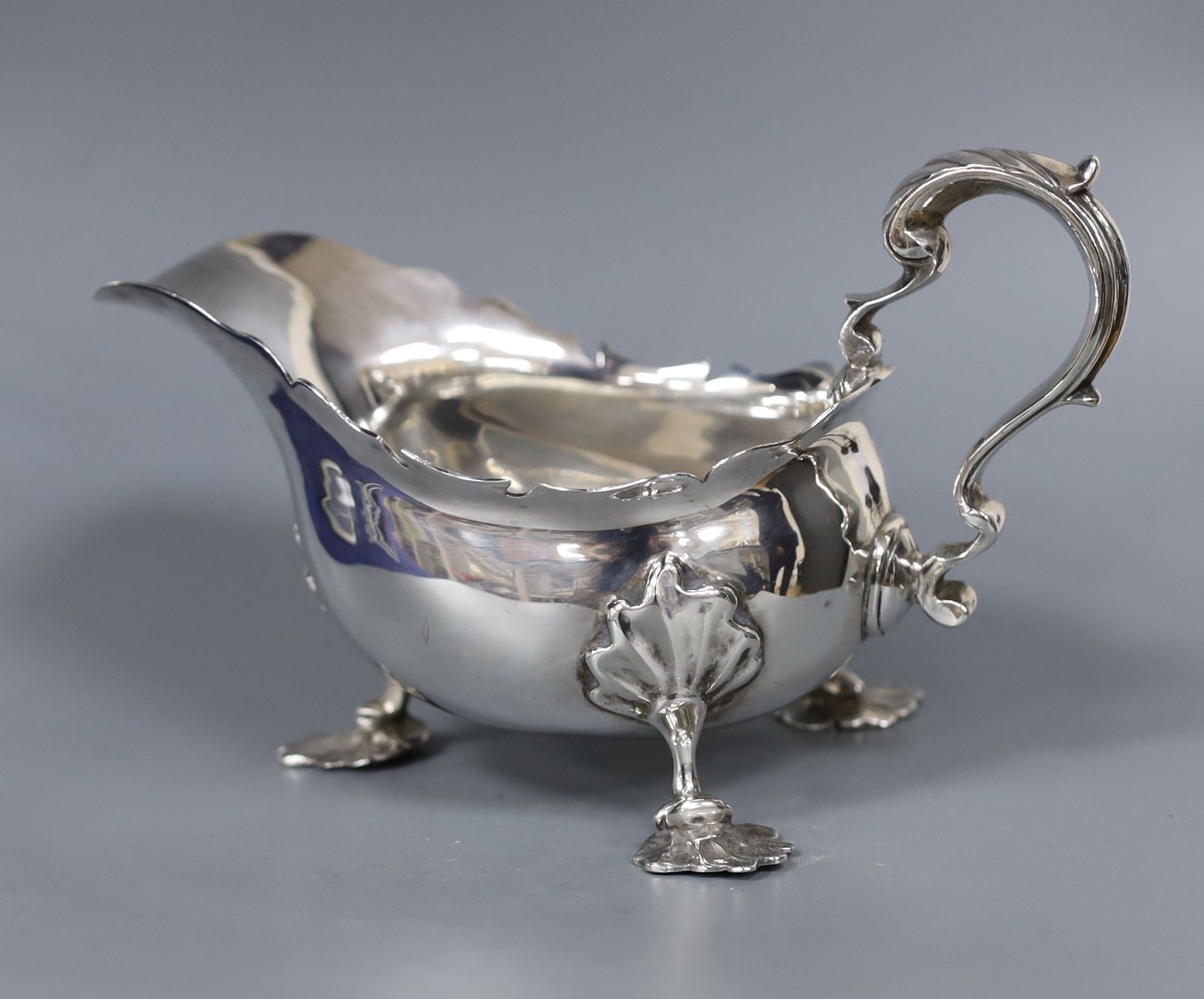 A late Victorian silver sauceboat, Nathan & Hayes, Chester, 1895, 18.5cm, 11.5oz.